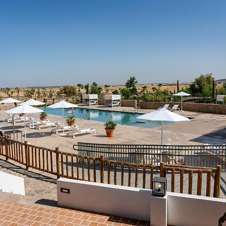 Hospes Palacio De Arenales & Spa Cáceres Exterior photo The swimming pool at the hotel