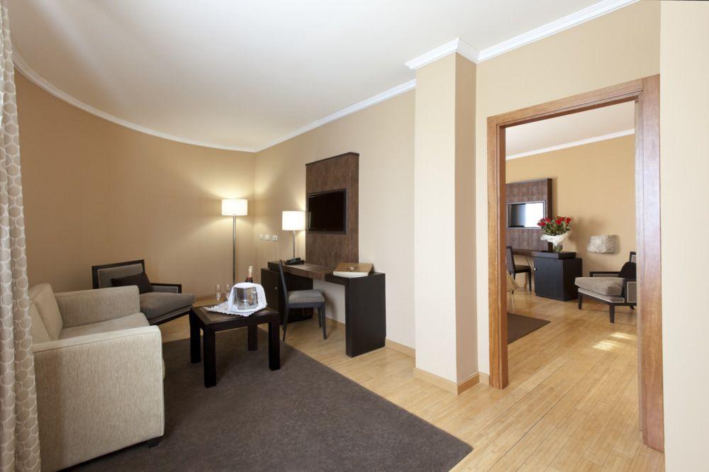 Hospes Palacio De Arenales & Spa Cáceres Exterior photo Suite