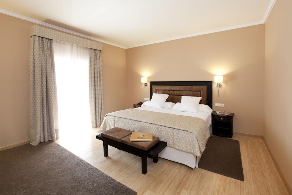 Hospes Palacio De Arenales & Spa Cáceres Exterior photo A bedroom