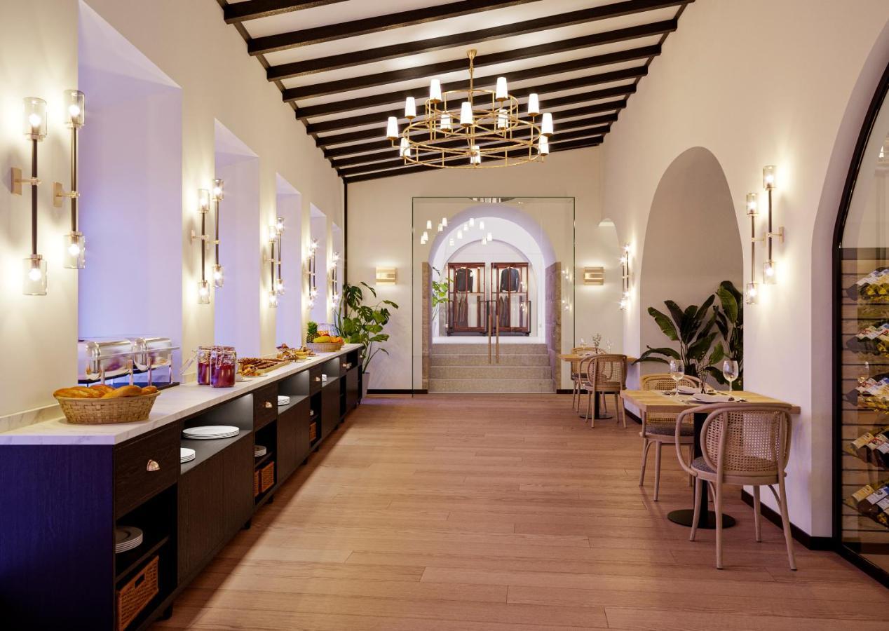 Hospes Palacio De Arenales & Spa Cáceres Exterior photo The interior of the lounge
