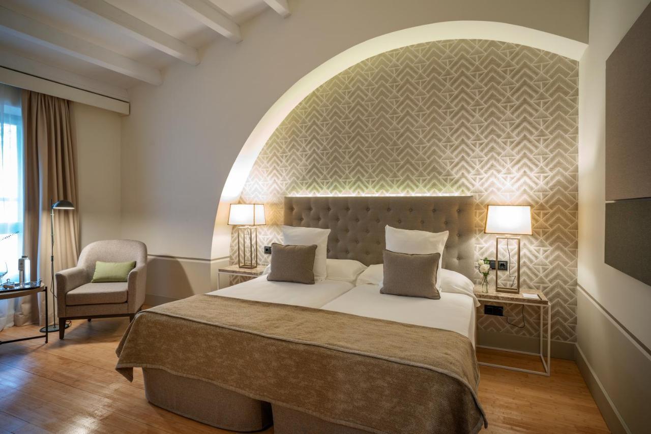 Hospes Palacio De Arenales & Spa Cáceres Exterior photo A room at the hotel