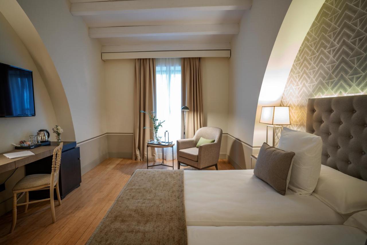 Hospes Palacio De Arenales & Spa Cáceres Exterior photo A room at the hotel