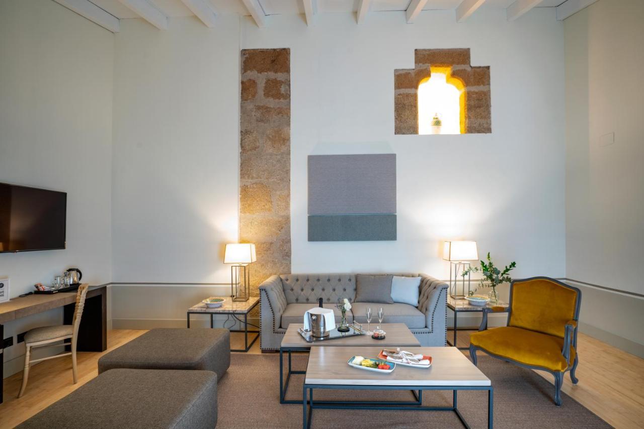 Hospes Palacio De Arenales & Spa Cáceres Exterior photo A suite at the hotel