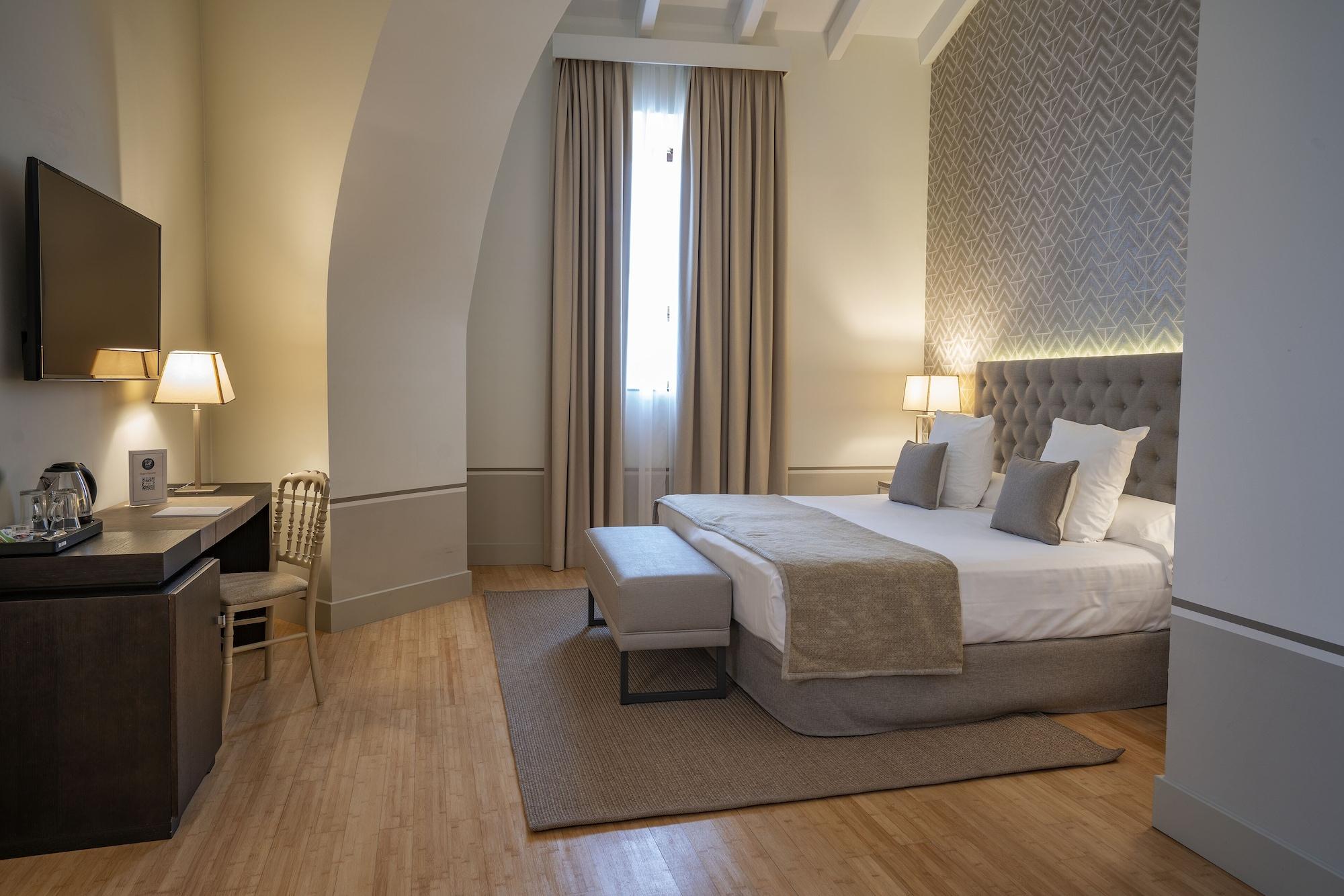 Hospes Palacio De Arenales & Spa Cáceres Exterior photo A room at the hotel