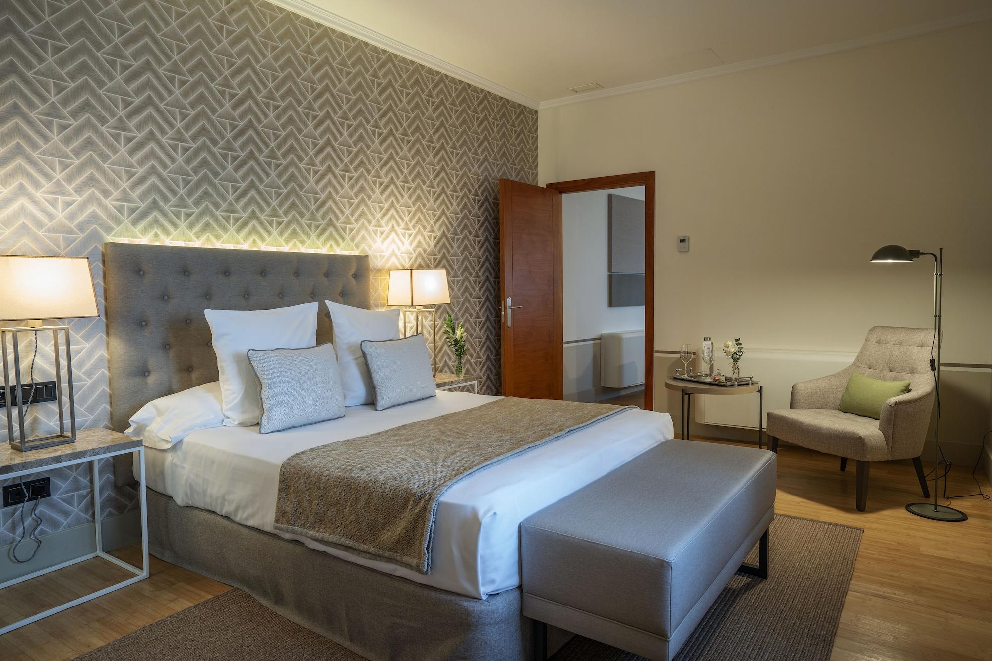 Hospes Palacio De Arenales & Spa Cáceres Exterior photo A bedroom at the hotel