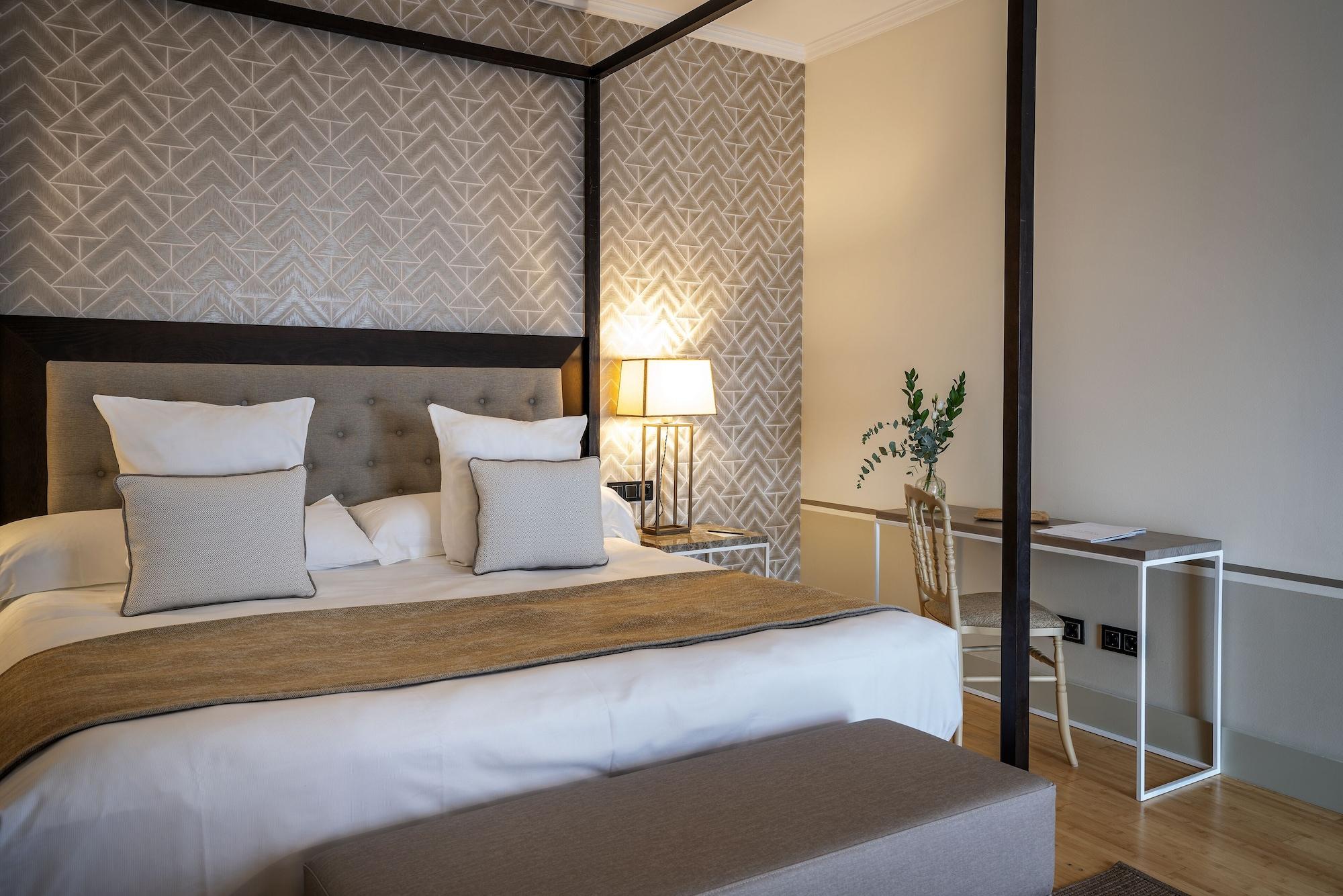 Hospes Palacio De Arenales & Spa Cáceres Exterior photo A room at the hotel