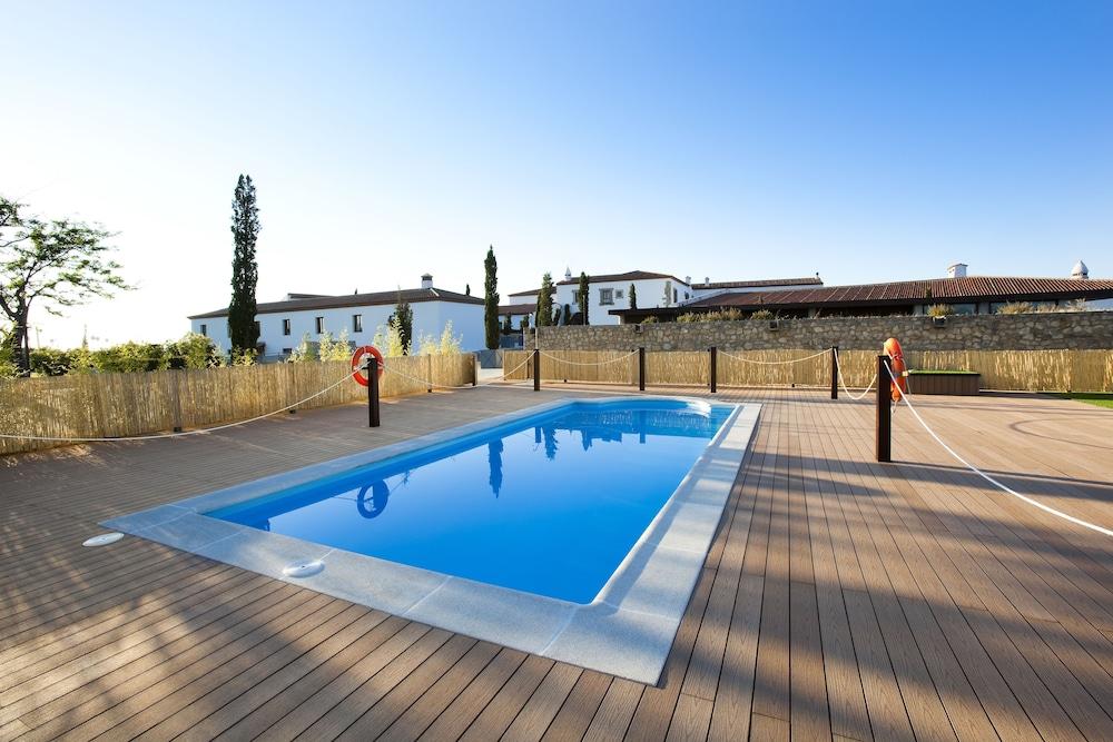 Hospes Palacio De Arenales & Spa Cáceres Exterior photo Swimming pool