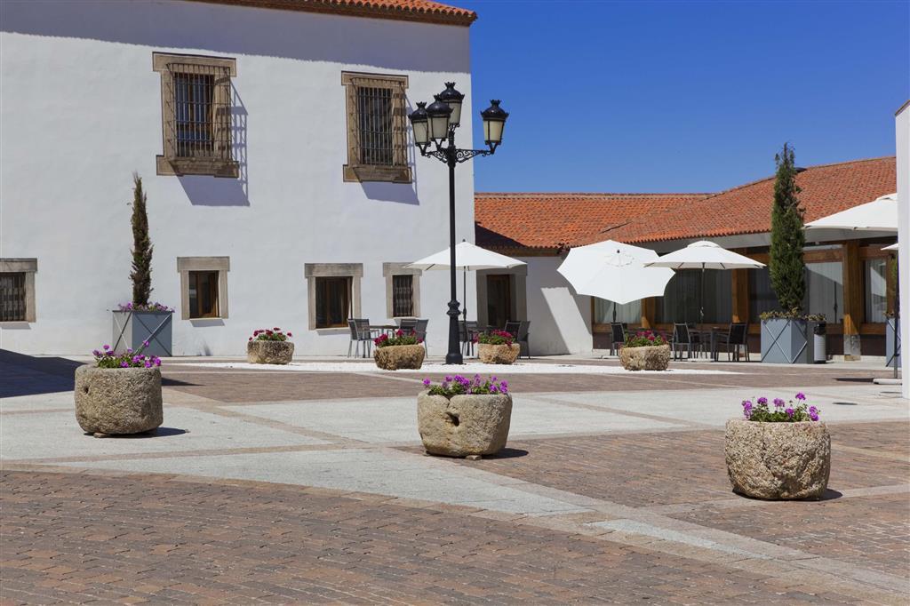 Hospes Palacio De Arenales & Spa Cáceres Exterior photo The square in front of the Casa Diogo Cao