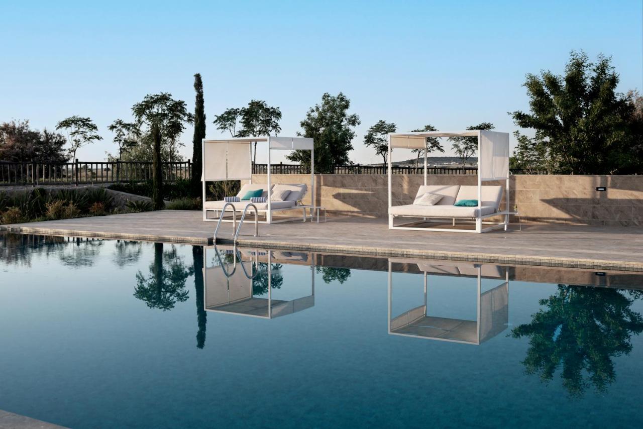 Hospes Palacio De Arenales & Spa Cáceres Exterior photo 3D rendering of a poolside scene