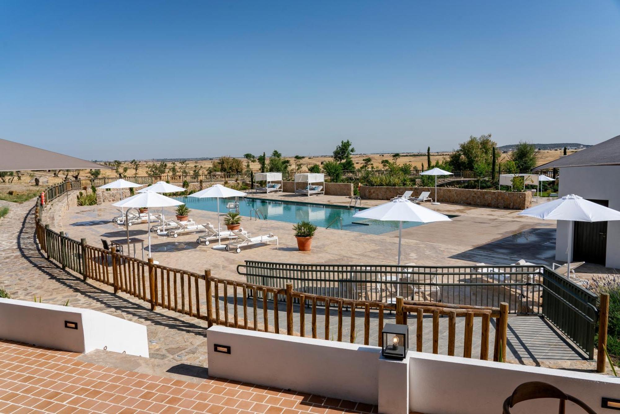 Hospes Palacio De Arenales & Spa Cáceres Exterior photo The swimming pool at the hotel