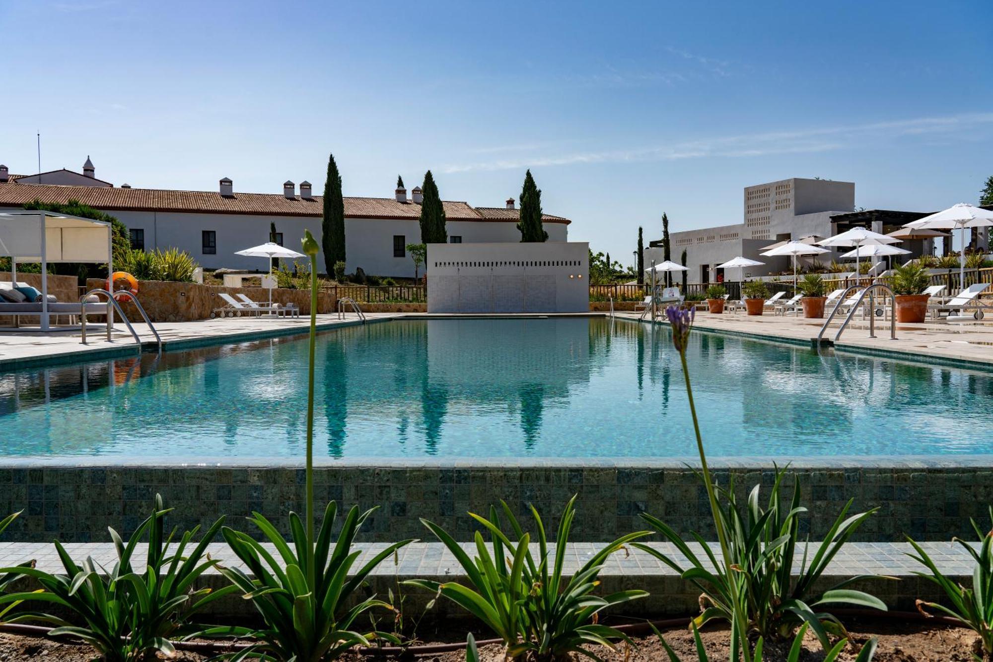 Hospes Palacio De Arenales & Spa Cáceres Exterior photo Hotel