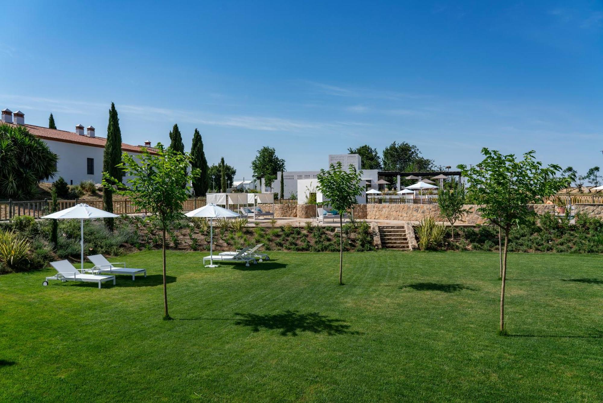 Hospes Palacio De Arenales & Spa Cáceres Exterior photo The hotel's gardens