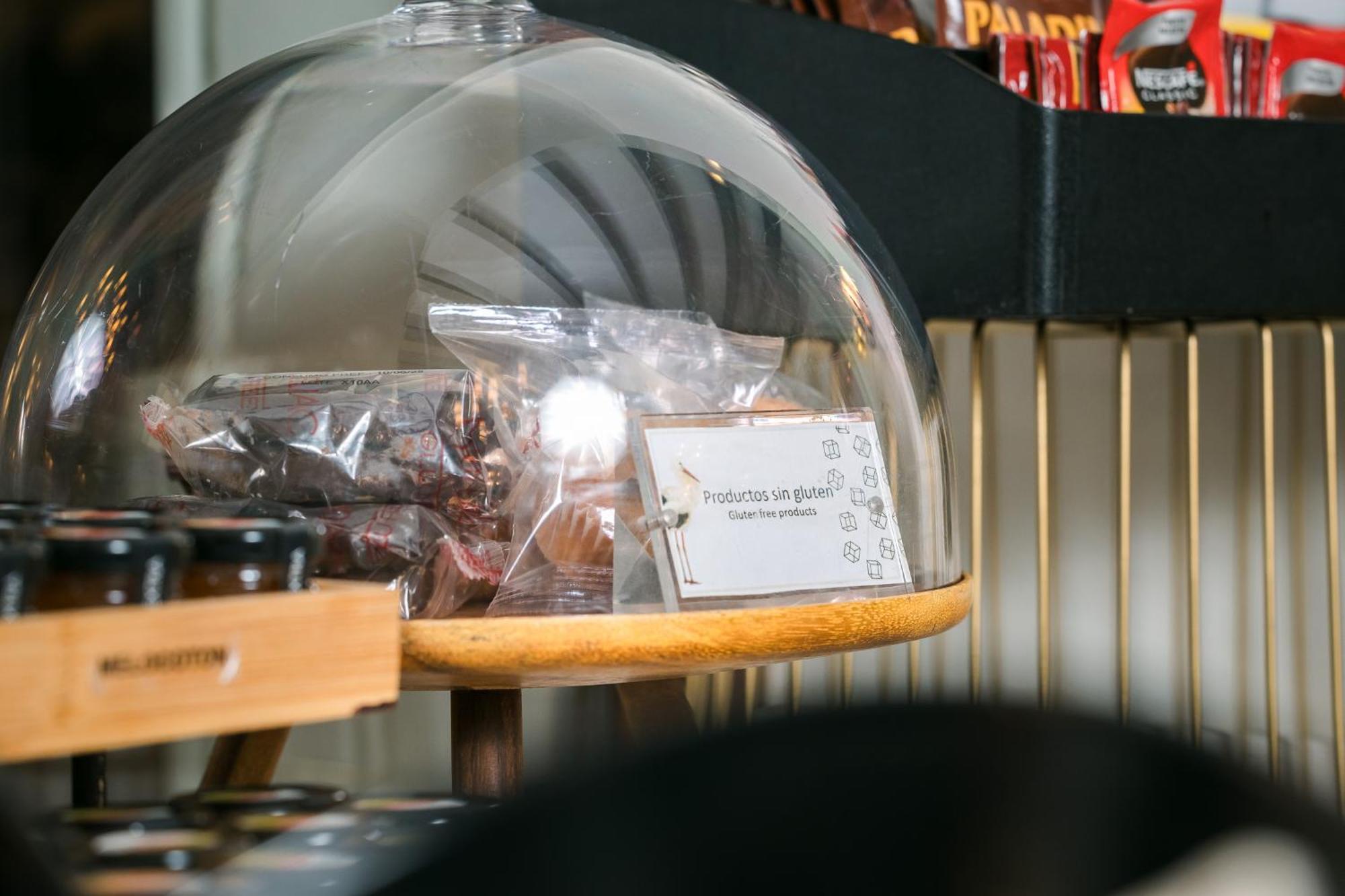 Hospes Palacio De Arenales & Spa Cáceres Exterior photo A chocolate display at a coffee shop