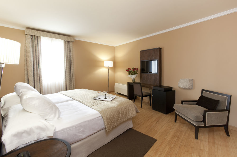 Hospes Palacio De Arenales & Spa Cáceres Exterior photo A room at the hotel