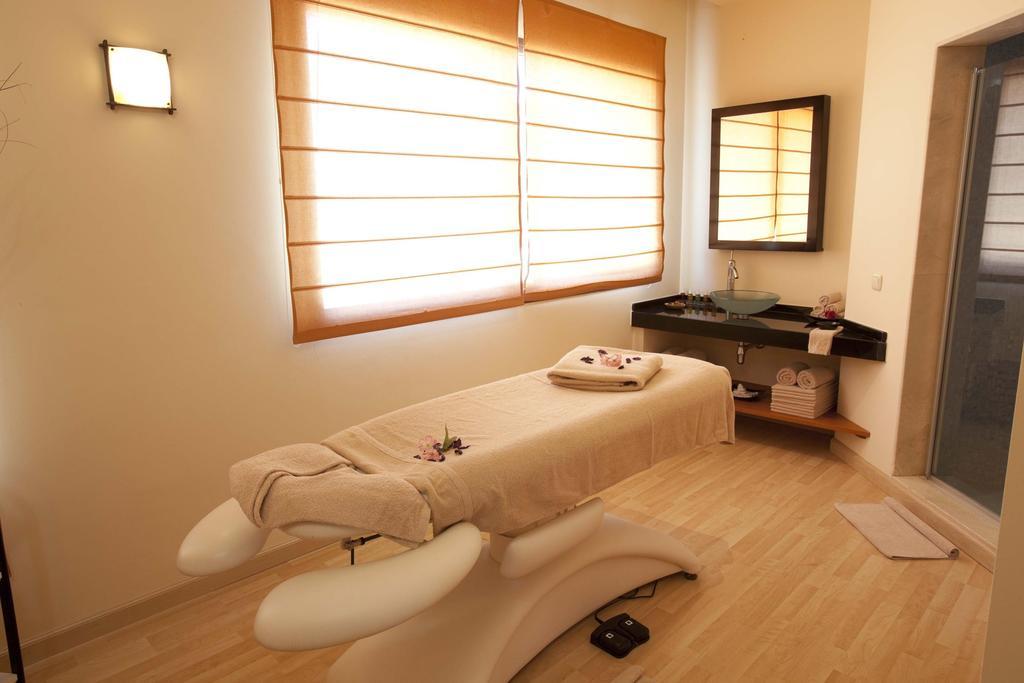 Hospes Palacio De Arenales & Spa Cáceres Exterior photo A massage room at a spa