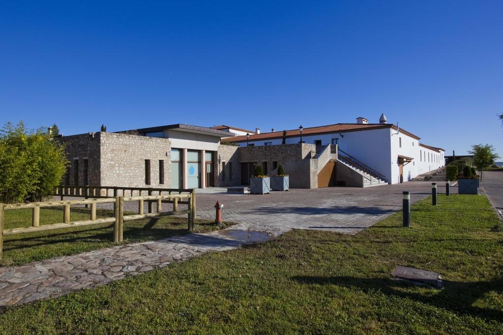 Hospes Palacio De Arenales & Spa Cáceres Exterior photo The town hall in Saint-Martin-de-Champs
