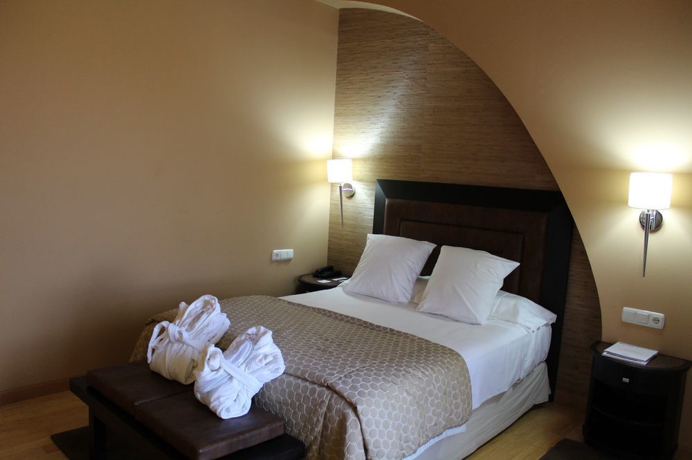 Hospes Palacio De Arenales & Spa Cáceres Exterior photo A room at the hotel