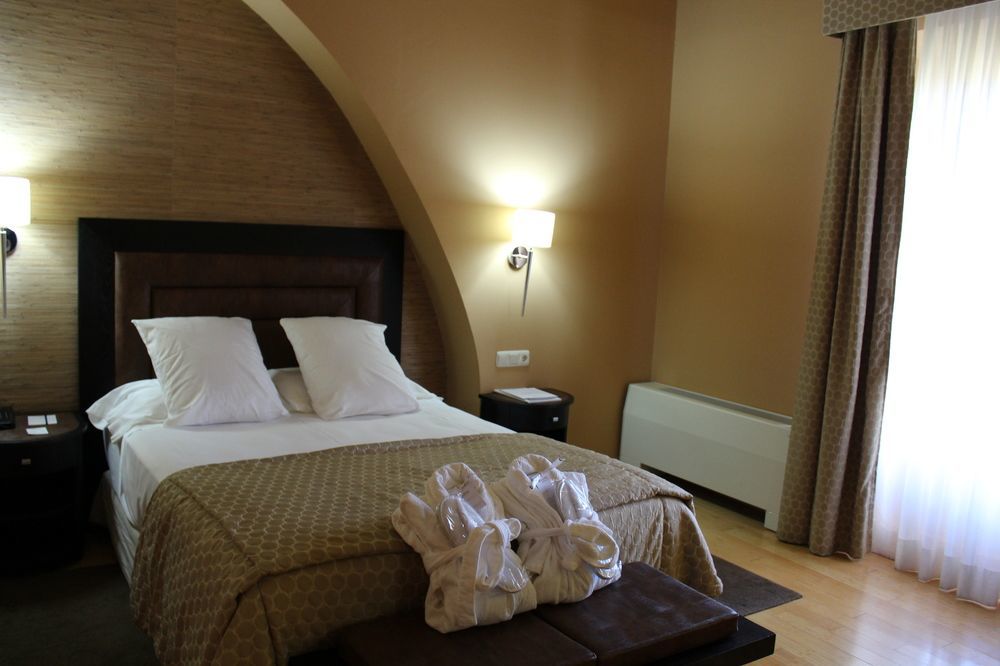 Hospes Palacio De Arenales & Spa Cáceres Exterior photo A room at Hotel de las Letras