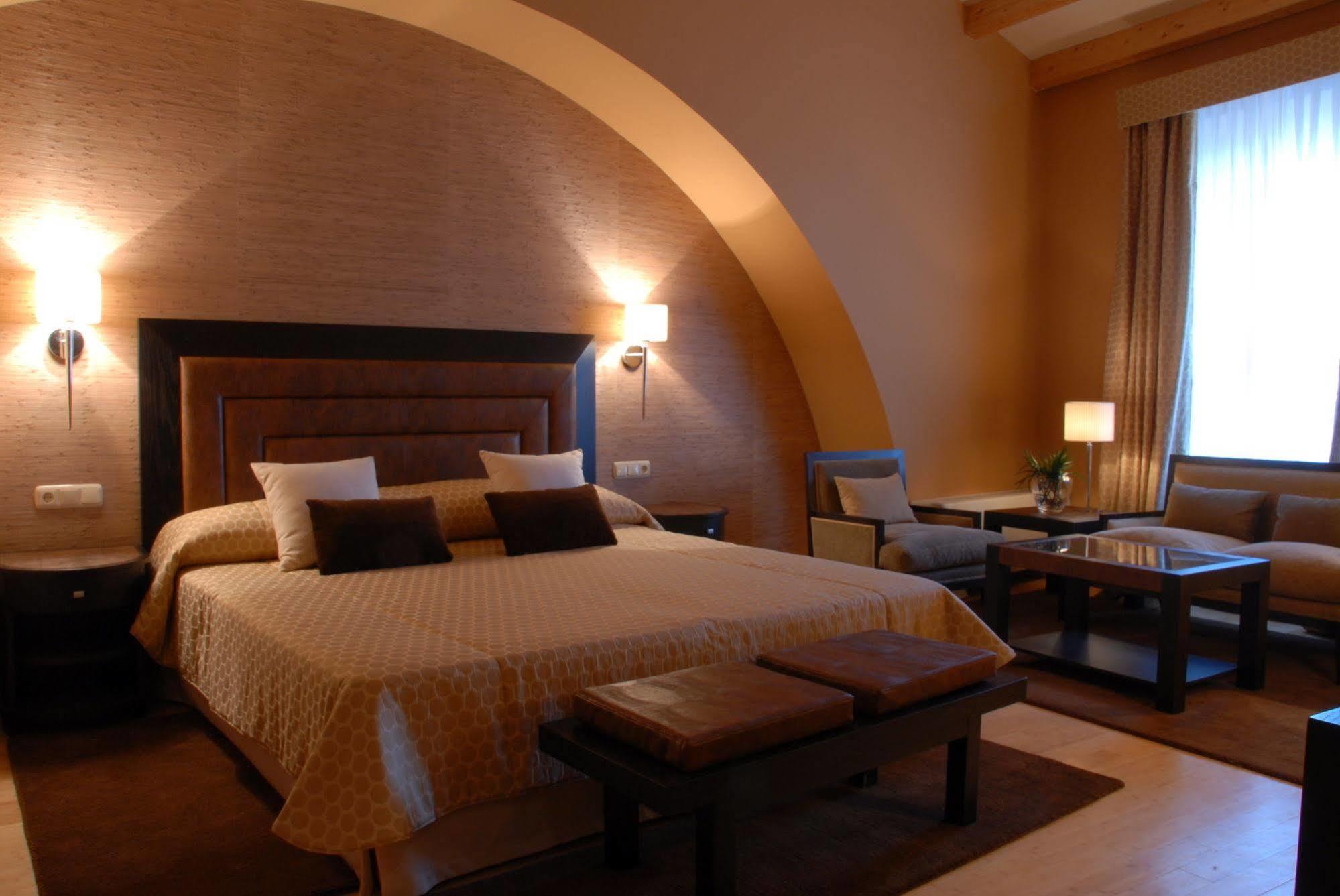 Hospes Palacio De Arenales & Spa Cáceres Room photo A room at the hotel