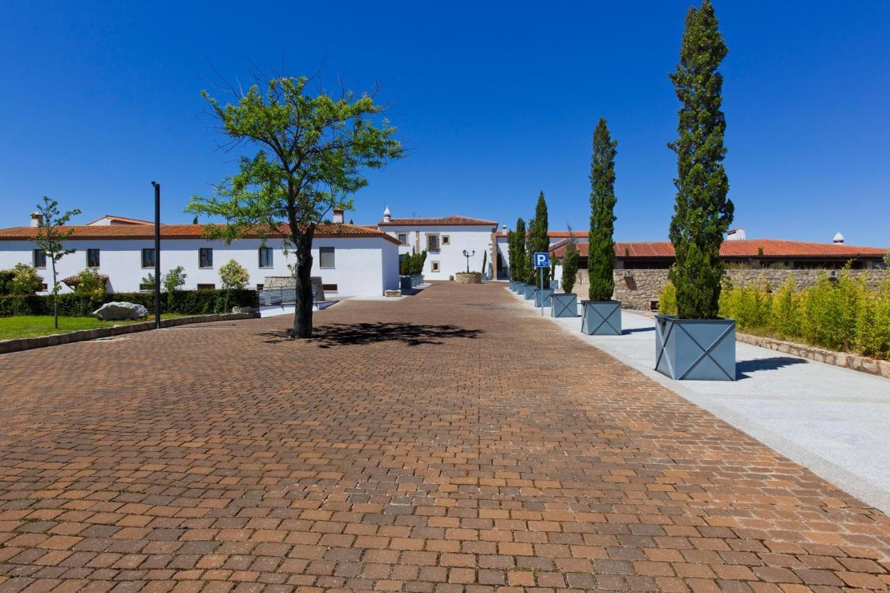 Hospes Palacio De Arenales & Spa Cáceres Exterior photo The main square of the complex